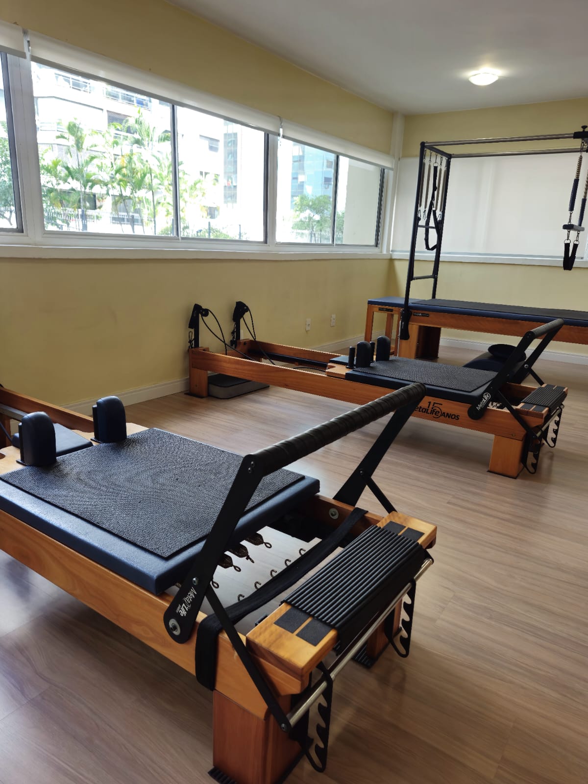 Vista geral do studio com reformers e cadillac